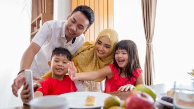 Ilustrasi Keluarga Melakukan Video Call saat Lebaran Karena Tidak Bisa Mudik