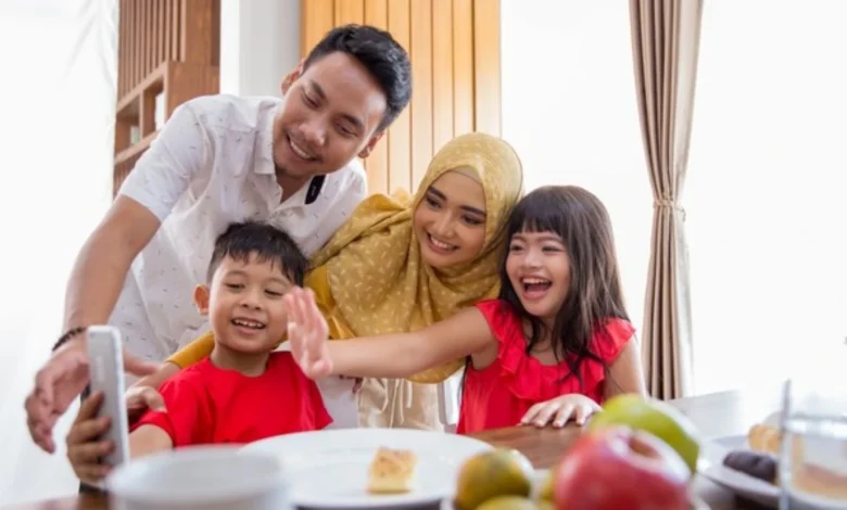 Ilustrasi Keluarga Melakukan Video Call saat Lebaran Karena Tidak Bisa Mudik