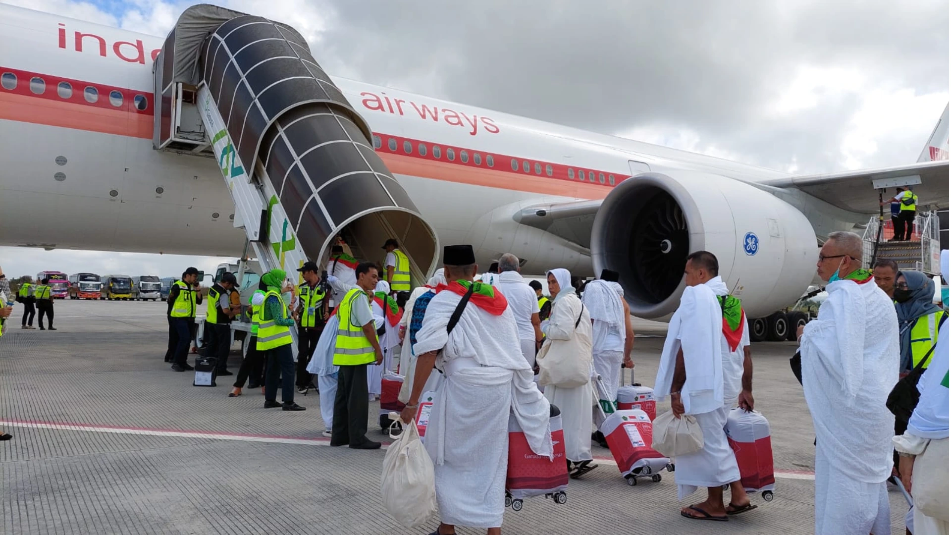 Jemaah Haji NTB Berangkat dari Bandara Lombok 2025