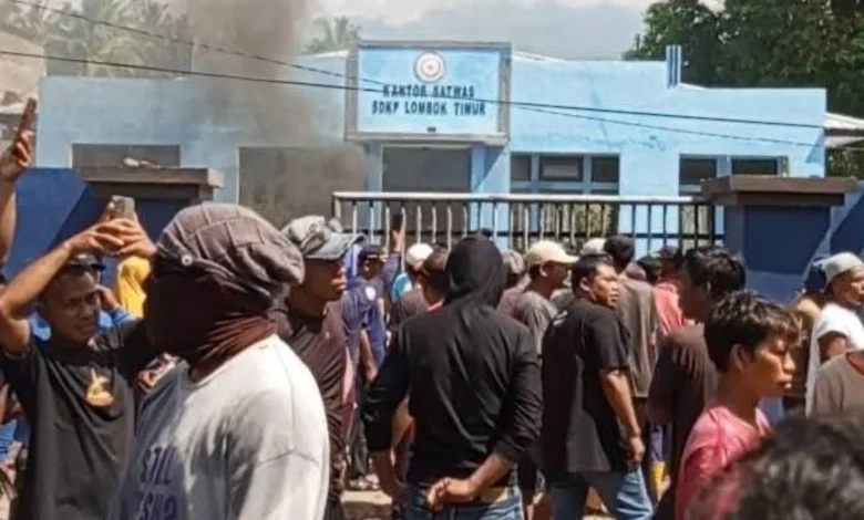 Nelayan Lombok Timur Segel Kantor PSDKP Lombok Timur