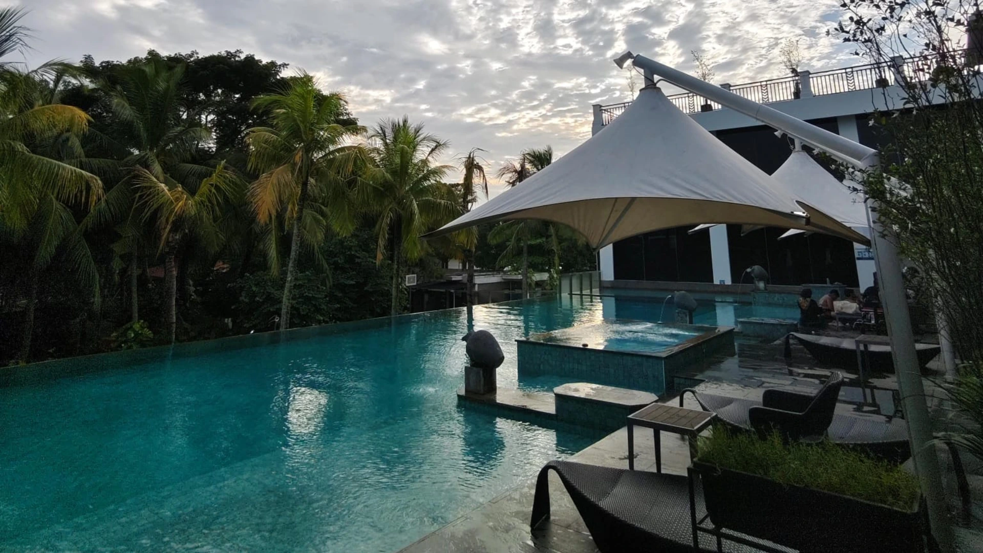 Kolam Renang Hotel Lombok Astoria Kinerja Perhotelan di NTB