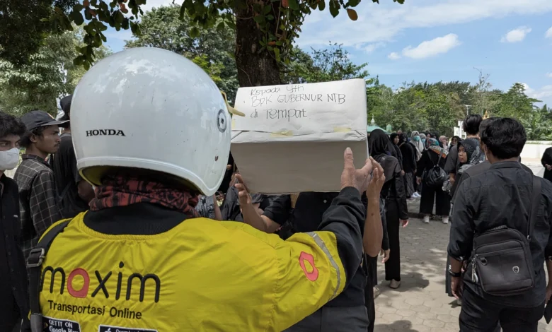 Aliansi Kirimi Gubernur NTB “Kotak Teror” Lewat Ojol Tolak Peleburan DP3AP2KB