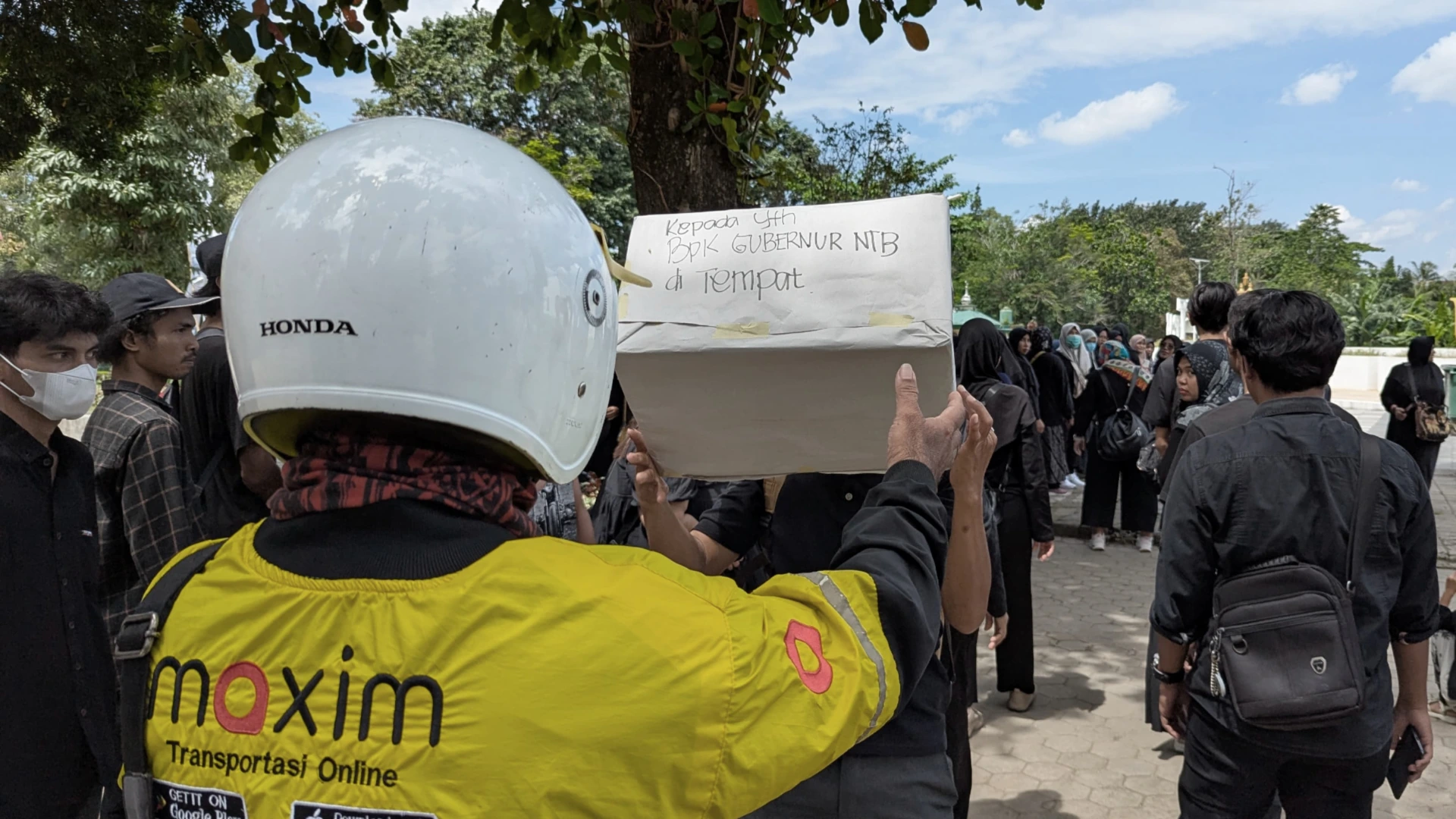 Aliansi Kirimi Gubernur NTB “Kotak Teror” Lewat Ojol Tolak Peleburan DP3AP2KB