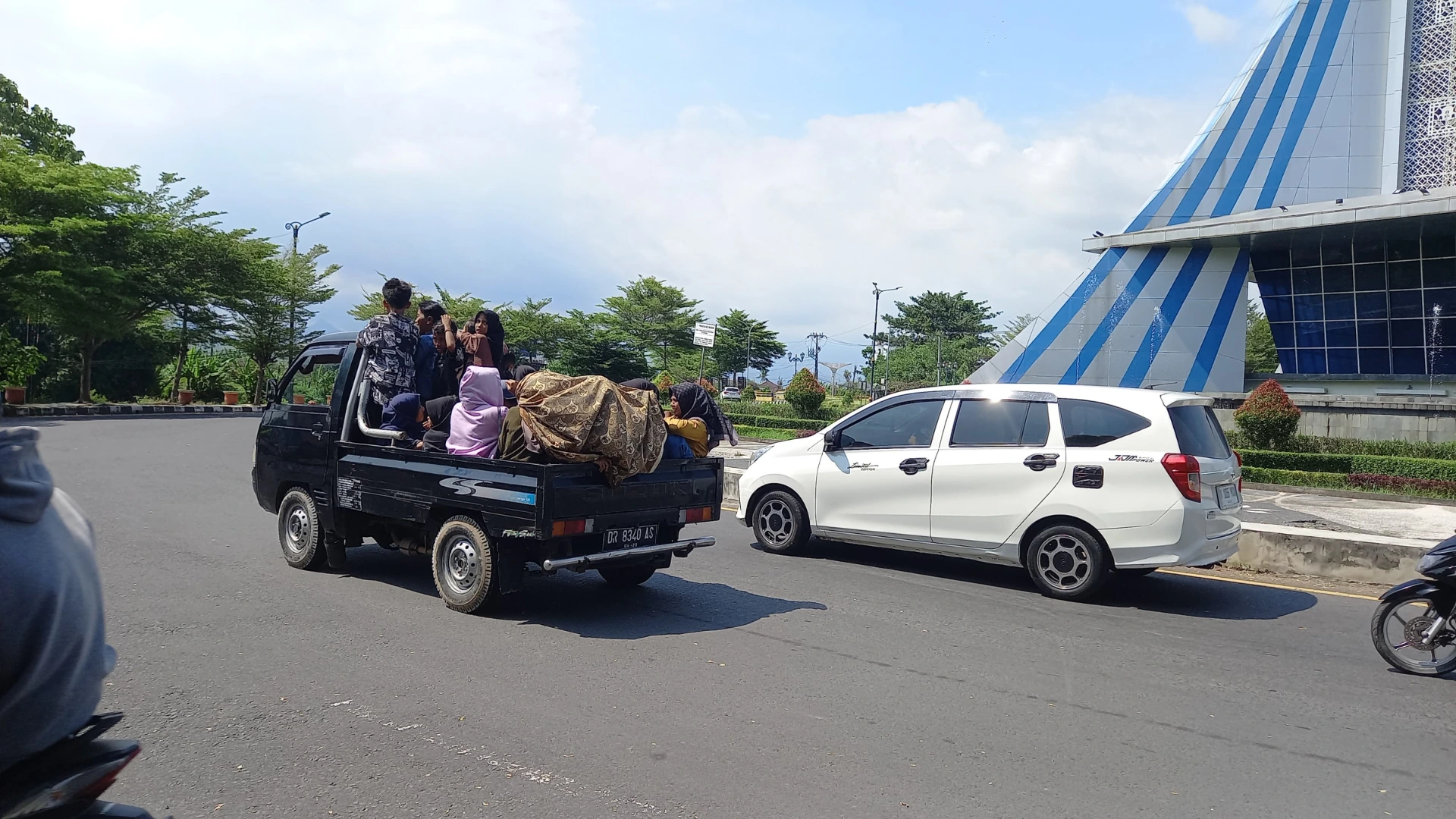 Larangan Gunakan Mobil Pikap saat Lebaran Topat