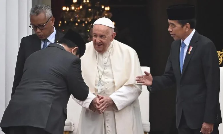 Paus Fransiskus Bertemu Jokowi dan Prabowo