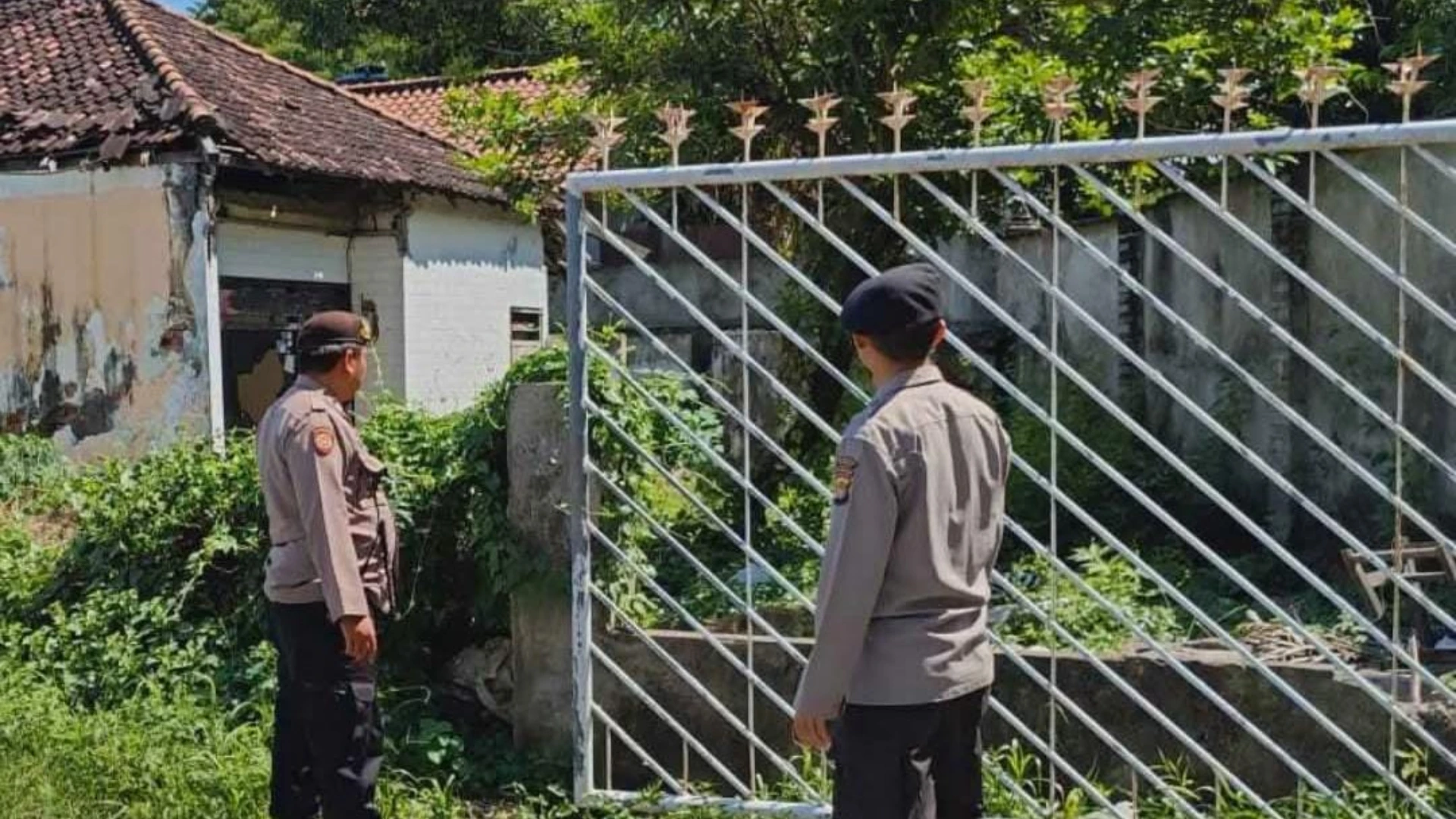 Penggembokan Rumah Kosong Diduga Markas Mesum dan Pesta Narkoba