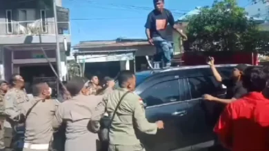 Perusakan Mobil Dinas Wakil Bupati Wabup Bima saat Aksi Demonstrasi