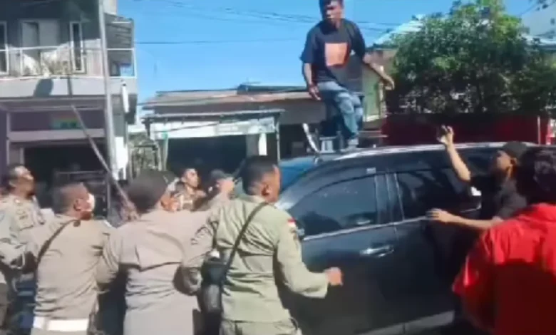 Perusakan Mobil Dinas Wakil Bupati Wabup Bima saat Aksi Demonstrasi