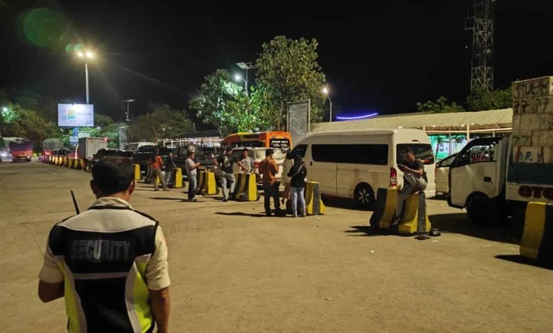 Petugas Arus Balik Mudik di Pelabuhan Poto Tano KSB