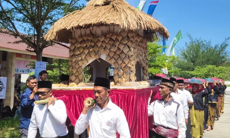 Prosesi Lebaran Topat di Loang Baloq
