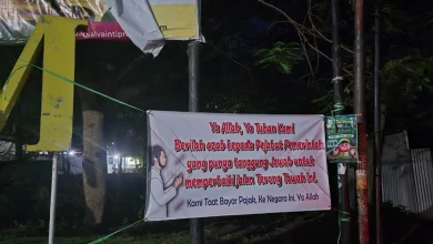 Poster Protes Jalan Desa Terong Tawah Rusak