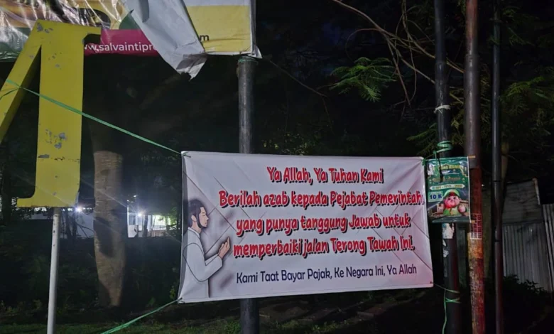 Poster Protes Jalan Desa Terong Tawah Rusak