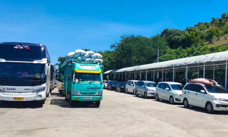 Suasana antrean kendaraan di Dermaga 1 Pelabuhan Poto Tano KSB