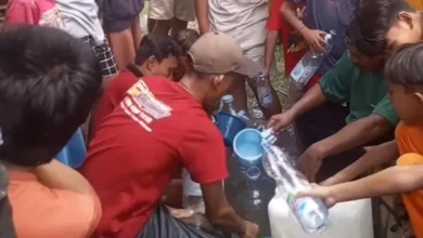 Warga Antre Mata Air Berkah di Pekalongan Jawa Tengah