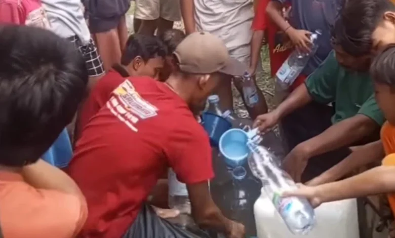 Warga Antre Mata Air Berkah di Pekalongan Jawa Tengah