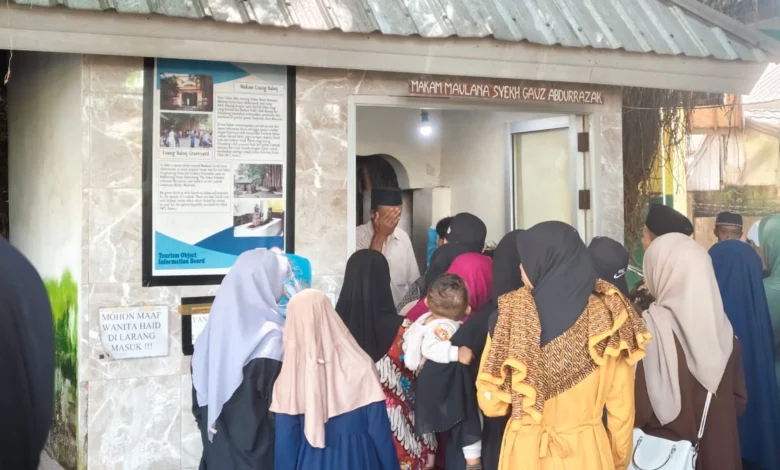 Warga Berziarah ke Makam Loang Baloq Tradisi Ziarah di Lombok