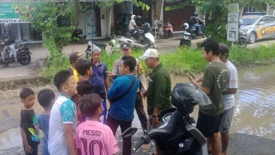 Warga Protes Jalan Terong Tawah