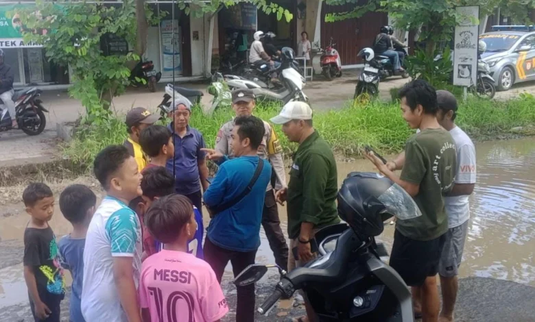 Warga Protes Jalan Terong Tawah