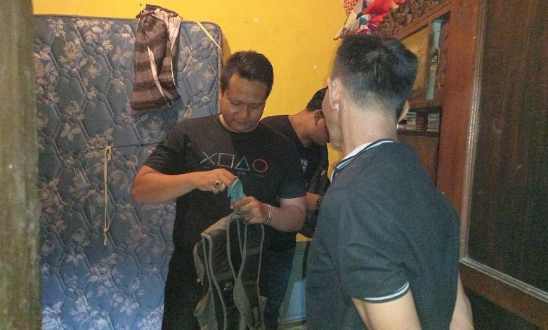 Polisi saat menggeledah TKP di Gunungsari