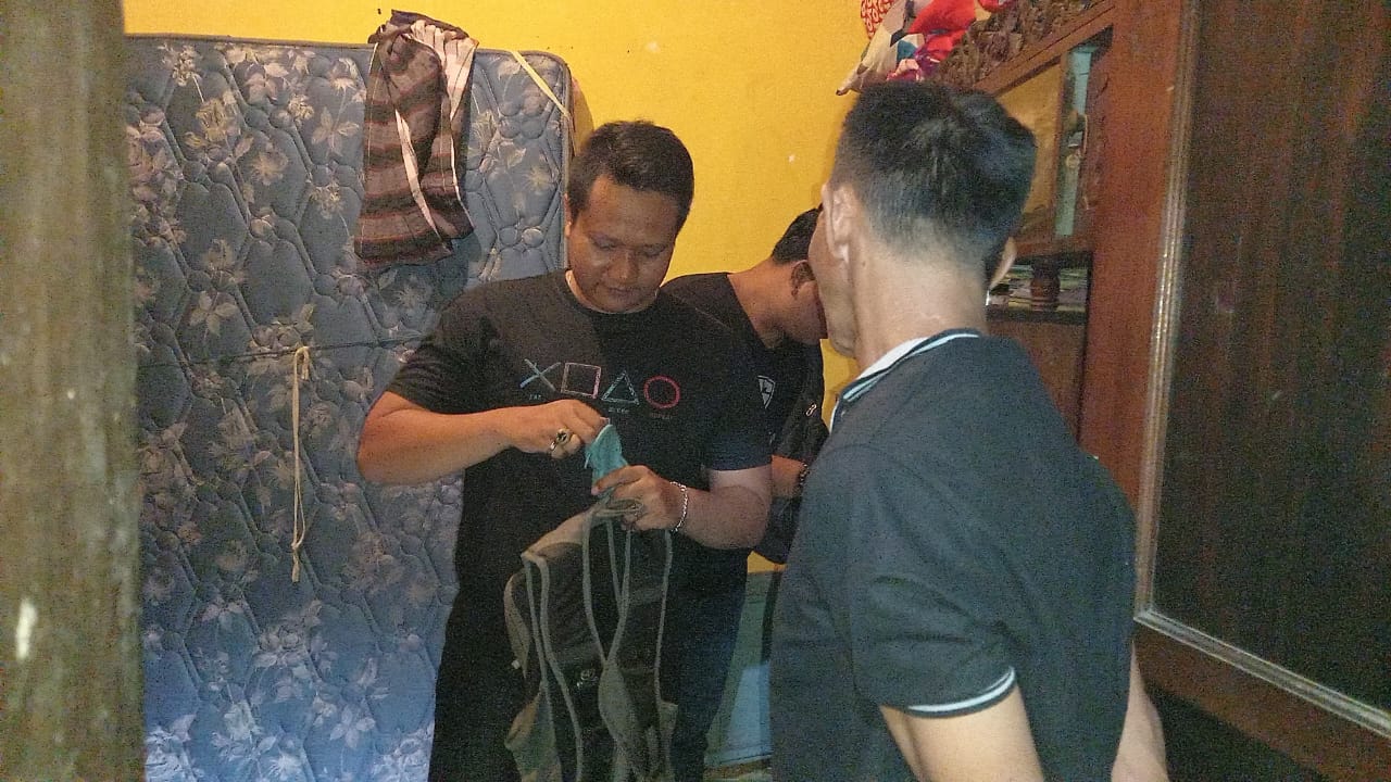 Polisi saat menggeledah TKP di Gunungsari