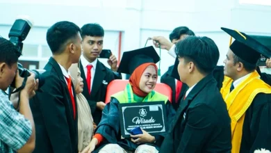 Wisudawan UIN Mataram Ditandu saat Hadiri Wisuda