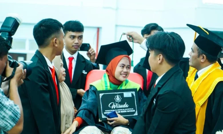 Wisudawan UIN Mataram Ditandu saat Hadiri Wisuda