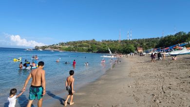 Pengunjung Pantai Senggigi