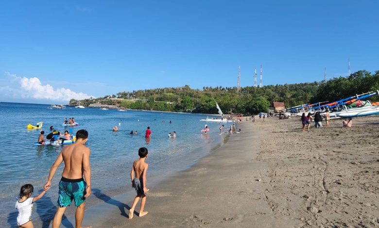 Pengunjung Pantai Senggigi