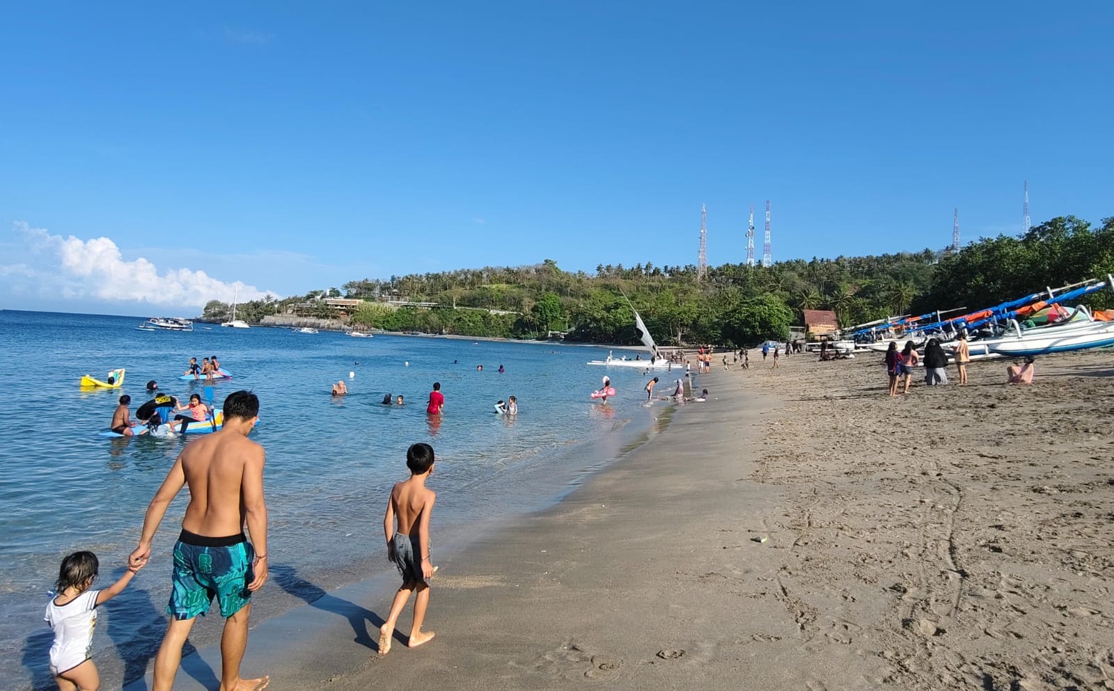 Pengunjung Pantai Senggigi