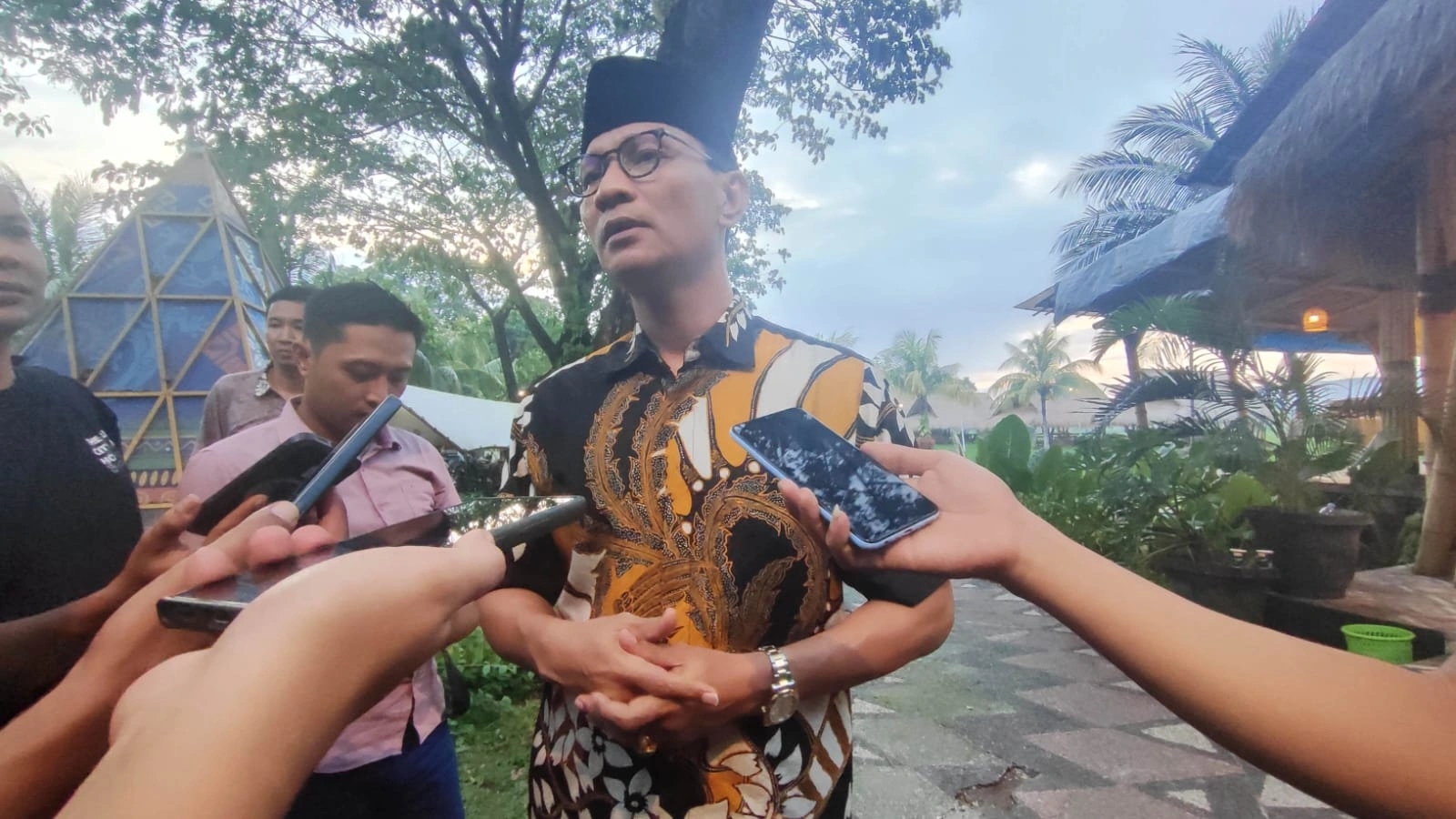 Ketua DPD Golkar NTB Mohan Roliskana