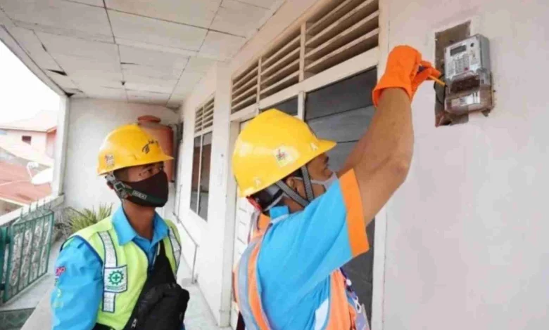 Petugas PLN melakukan pemeriksaan listrik