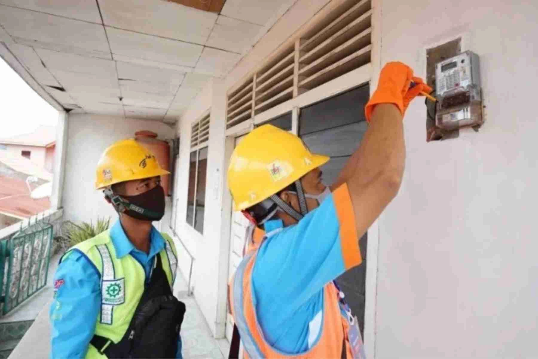 Petugas PLN melakukan pemeriksaan listrik