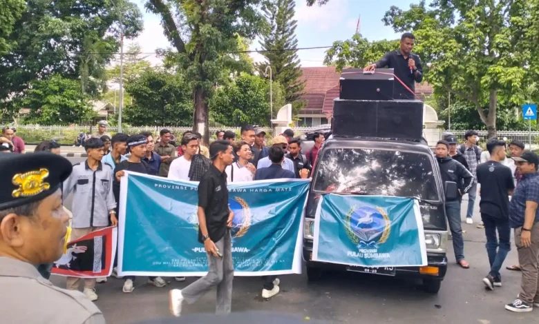 Aksi Demonstrasi KP4S Desak Pembentukan Provinsi Pulau Sumbawa PPS di Kantor Gubernur NTB
