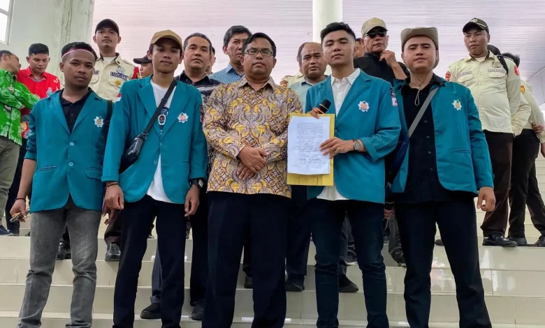 Aliansi Mahasiswa UIN Mataram Geruduk Rektorat Kasus Oknum Dosen