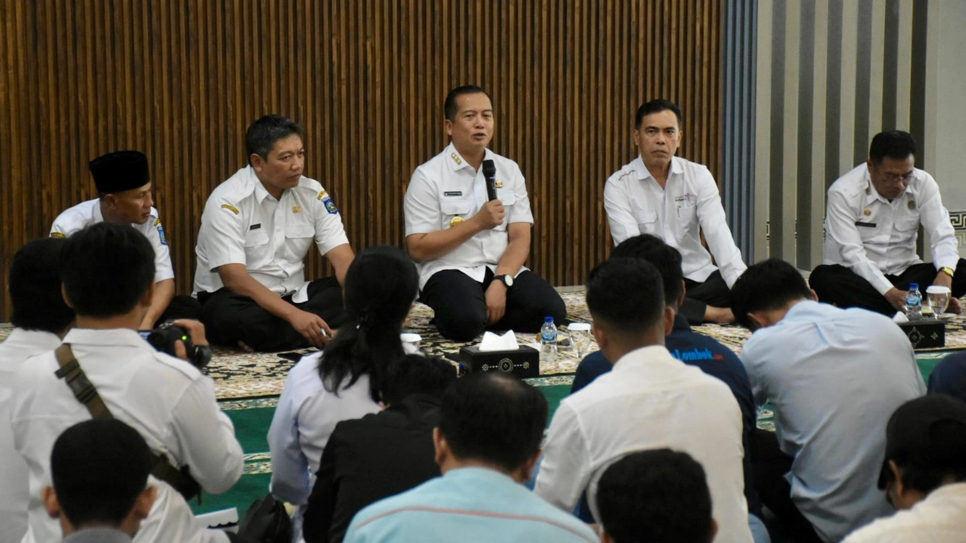 Gubernur NTB Lalu Muhamad Iqbal bersama insan pers acara media gathering