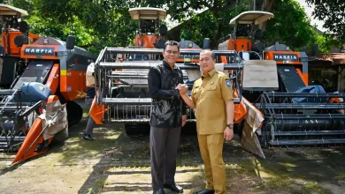 Gubernur NTB Serahkan Combine Harvester ke Kabupaten Sumbawa