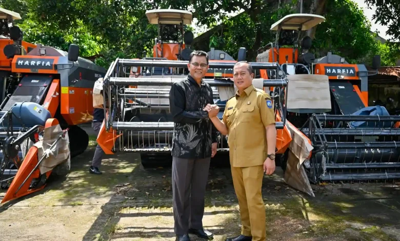 Gubernur NTB Serahkan Combine Harvester ke Kabupaten Sumbawa