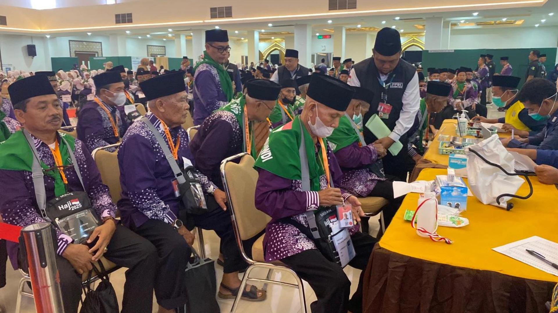 Jemaah Calon Haji Lombok Timur melakukan pemeriksaan kesehatan di Asrama Haji NTB