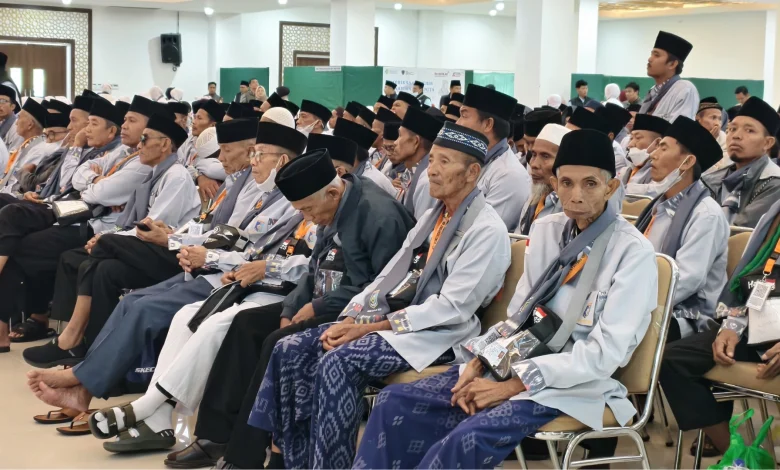 Jemaah Calon Haji asal Lombok Barat Kloter Pertama Embarkasi Lombok 2025