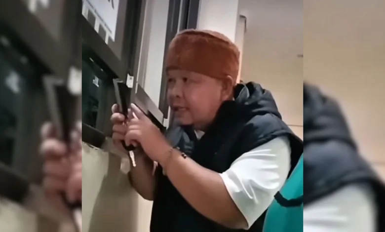 Kepala Desa Kades Cikahuripan Heri Suryana Jaro Mudin
