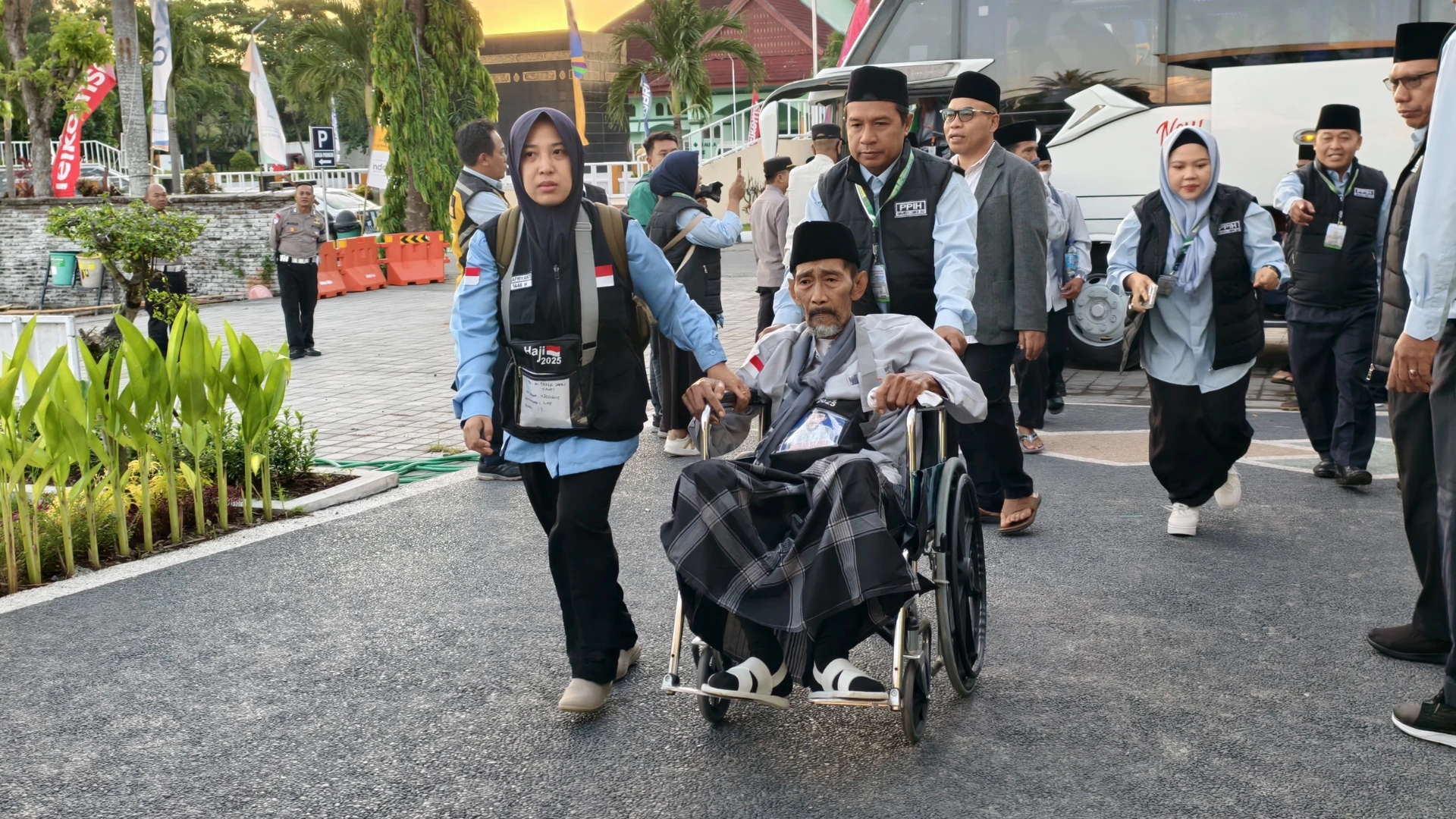 Kloter Pertama Jemaah Calon Haji NTB 2025 asal Lombok Barat