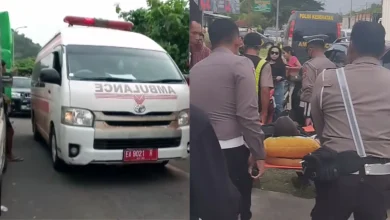 Kolase Mobil Ambulans dan Pasien Ditandu Akibat Blokade Pelabuhan Poto Tano