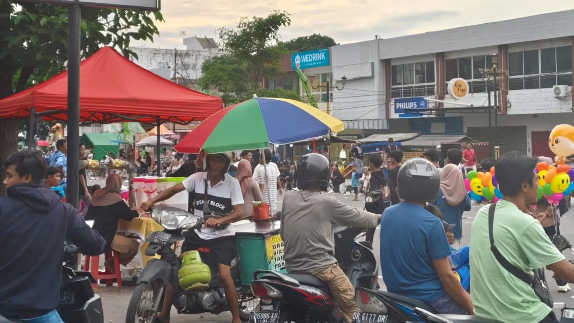 Pedagang Kaki Lima di Cakranegara Kondisi Ekonomi NTB 2025