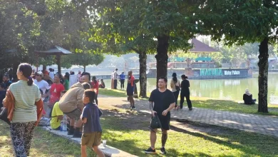 Warga Berolahraga di Taman Mayura Cakranegara Kota Mataram
