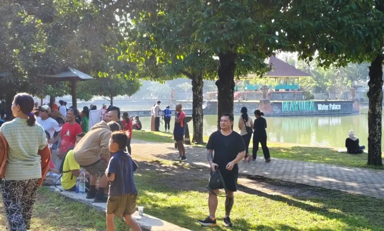 Warga Berolahraga di Taman Mayura Cakranegara Kota Mataram