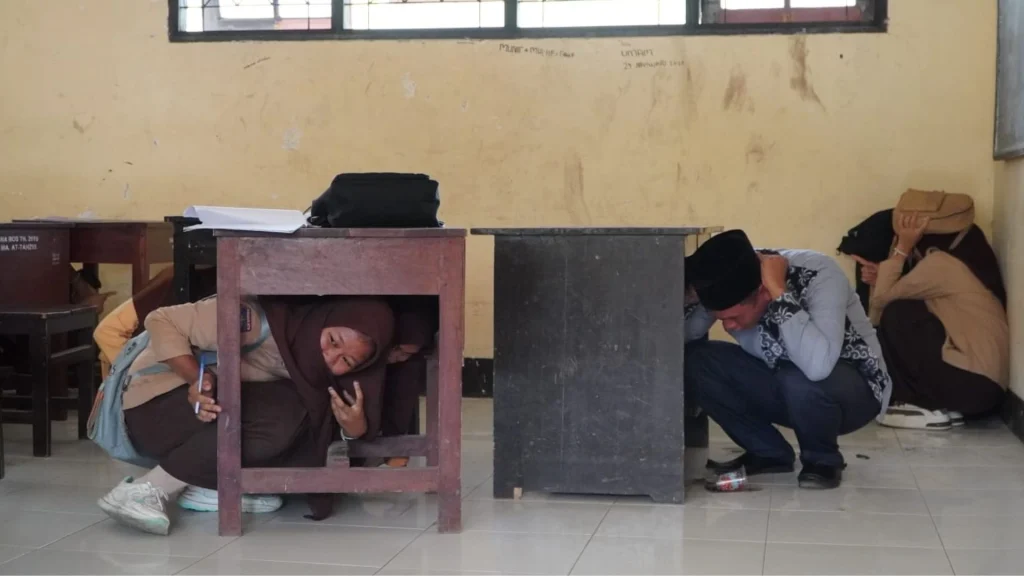 Praktik Simulasi Evakuasi Mandiri Gempa Bumi HKB 2025 DMC Dompet Dhuafa