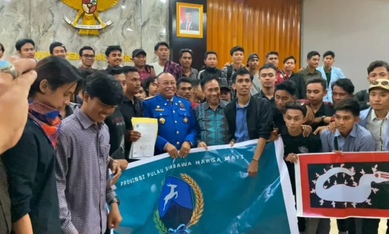 Pemprov NTB Sekda NTB Lalu Gita Ariadi Menemui Massa Aksi Mendesak Pembentukan PPS