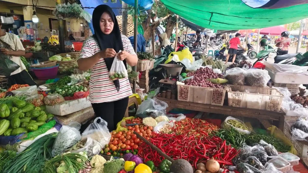 Pertumbuhan Ekonomi NTB Minus Sumiatun Pedagang Pasar Kebon Roek