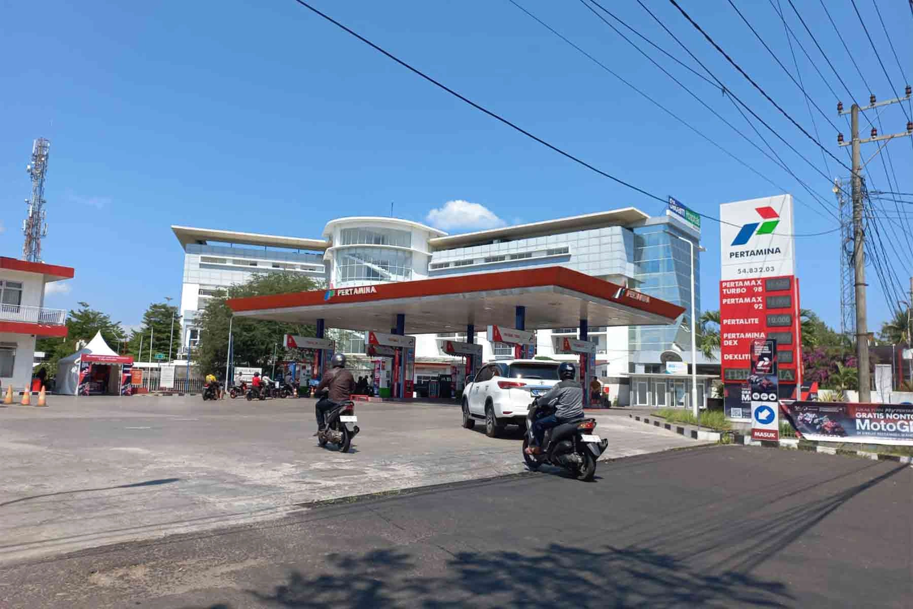 Suasana SPBU Majapahit Kota Mataram Harga BBM di NTB Turun Naik