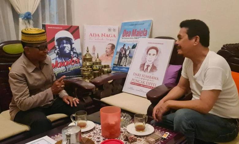 Nurdin Ranggabarani saat mendiskusikan kegiatan pameran buku